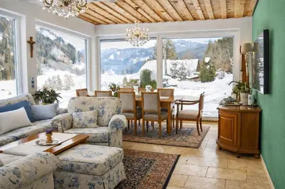 Ein allgemeiner Bergblick oder ein Berglick von des Ferienhauses aus