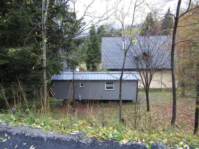 Das Gebäude in dem sich der Campingplatz befindet