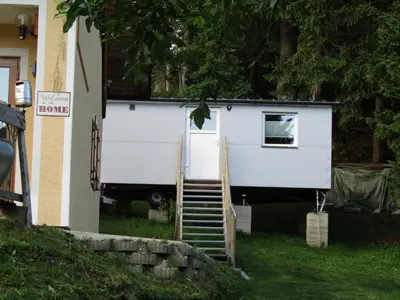 Das Gebäude in dem sich der Campingplatz befindet