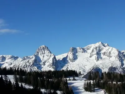 Ein allgemeiner Bergblick oder ein Berglick von des Aparthotels aus