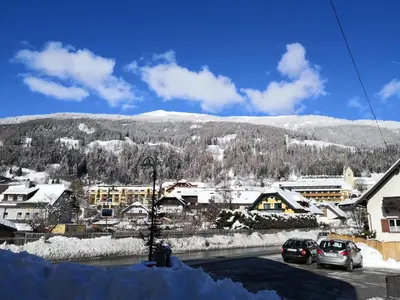 Ein allgemeiner Bergblick oder ein Berglick von der Pension aus