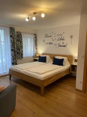 Ein Bett oder Betten in einem Zimmer der Unterkunft Loft Krämerhaus Annaberg, Dachstein West
