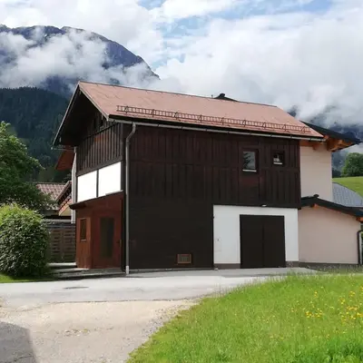 Ein allgemeiner Bergblick oder ein Berglick von des Ferienhauses aus