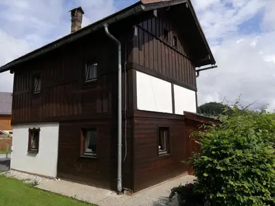 Das Gebäude in dem sich das Ferienhaus befindet