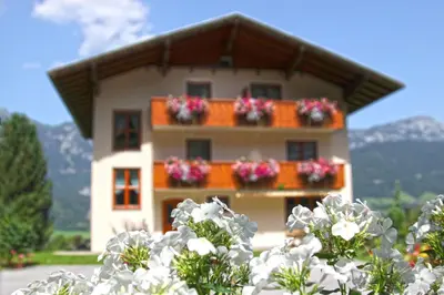 Ein allgemeiner Bergblick oder ein Berglick von der Pension aus