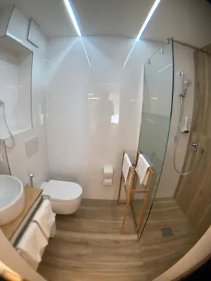 Ein Badezimmer in der Unterkunft Seehotel am Hallstättersee modern rooms
