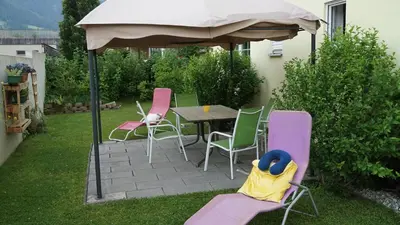 Ein Garten an der Unterkunft AlpenSportLodge