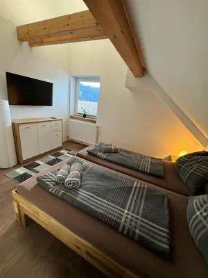 Ein Bett oder Betten in einem Zimmer der Unterkunft Haus Kampl - Appartement Grundlsee