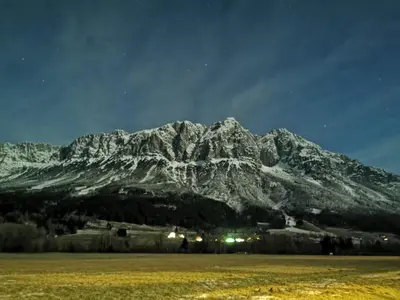 Ein allgemeiner Bergblick oder ein Berglick von der Ferienwohnung aus