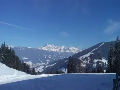 Ein allgemeiner Bergblick oder ein Berglick von des Privatzimmers aus