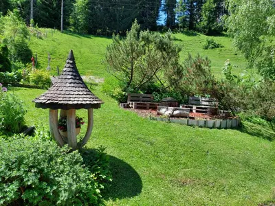 Ein Garten an der Unterkunft Waldhaus