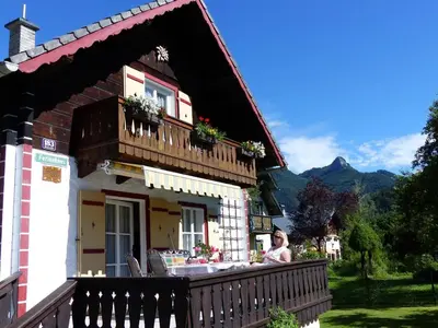 Ein allgemeiner Bergblick oder ein Berglick von des Ferienhauses aus