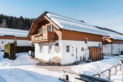 Pistenblick Chalet im Winter
