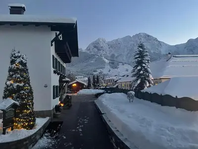 Ein allgemeiner Bergblick oder ein Berglick von des Privatzimmers aus