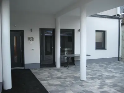 Eine Fassade oder ein Eingang zu Haus Schraberger