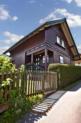 Das Gebäude in dem sich das Ferienhaus befindet