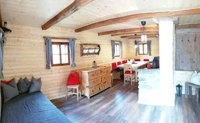 Ein Sitzbereich in der Unterkunft Ampferkaralm Hütte