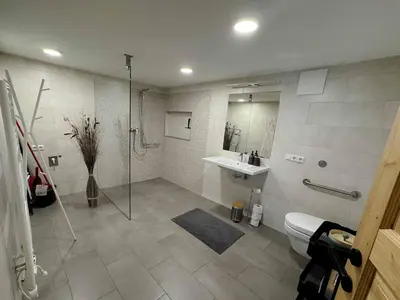 Ein Badezimmer in der Unterkunft Ferienwohnung Stoablick - barrierefrei mit Bergblick