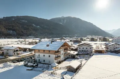 Ein allgemeiner Bergblick oder ein Berglick von des Aparthotels aus