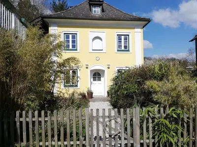 Das Gebäude in dem sich die Villa befindet