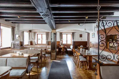 Ein Restaurant oder anderes Speiselokal in der Unterkunft Tirolerhof