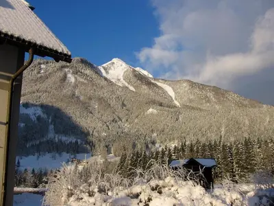 Ein allgemeiner Bergblick oder ein Berglick von des Bauernhofs aus