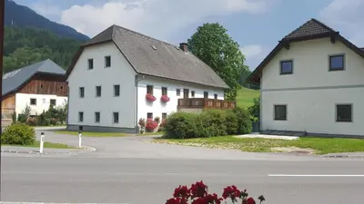 Ein allgemeiner Bergblick oder ein Berglick von des Bauernhofs aus