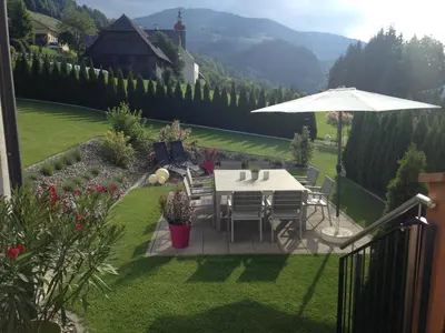 Ein allgemeiner Bergblick oder ein Berglick von des Bed & Breakfasts aus