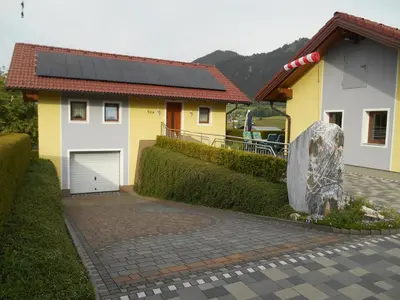 Das Gebäude in dem sich das Ferienhaus befindet