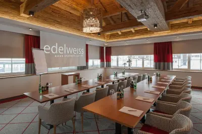 Ein Sitzbereich in der Unterkunft Superior Hotel Edelweiss