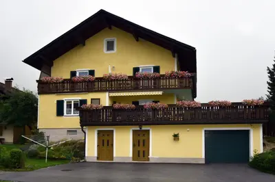 Das Gebäude in dem sich die Ferienwohnung befindet