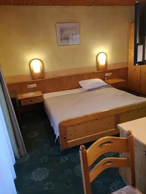 Ein Bett oder Betten in einem Zimmer der Unterkunft Hotel Wirt Z'Minsta