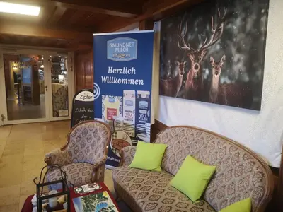Ein Sitzbereich in der Unterkunft Hotel Wirt Z'Minsta