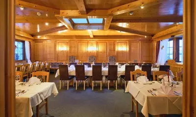 Ein Restaurant oder anderes Speiselokal in der Unterkunft Hotel Enzian by Alpeffect Hotels