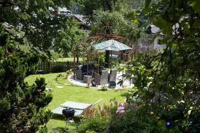 Ein Garten an der Unterkunft Alpenrelax Haus Weidmannsheil wohnen im romantischen Forsthaus