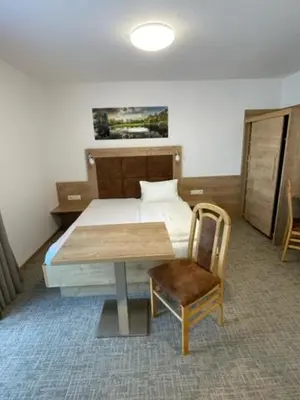 Ein Bett oder Betten in einem Zimmer der Unterkunft Pension Zum wilden Hannes