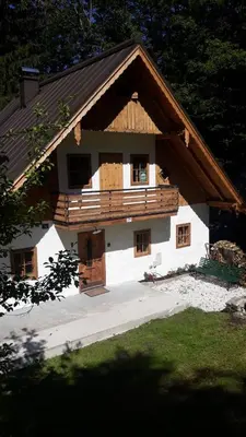 Das Gebäude in dem sich das Ferienhaus befindet