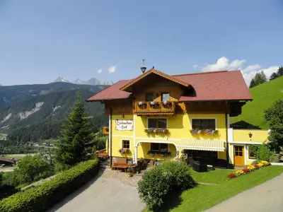 Ein allgemeiner Bergblick oder ein Berglick von des Bauernhofs aus
