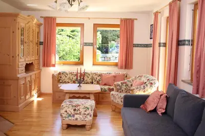 Ein Sitzbereich in der Unterkunft Ferienhaus Schaller am Galsterberg
