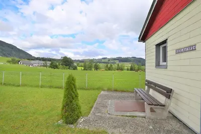 Ein allgemeiner Bergblick oder ein Berglick von des Ferienhauses aus