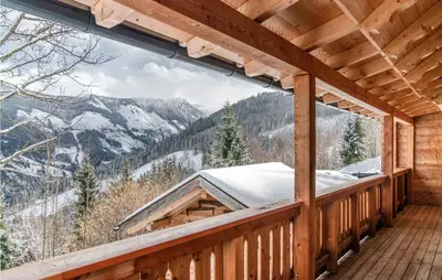 Ein allgemeiner Bergblick oder ein Berglick von des Ferienhauses aus
