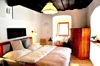 Ein Bett oder Betten in einem Zimmer der Unterkunft Haus am Hof - 15th century house at the lake, near the marketplace, with a balcony