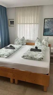 Ein Bett oder Betten in einem Zimmer der Unterkunft Danner Familien-Ferienwohnungen - Ruhige Lage, 650 m zum Attersee & zentral in Schörfling