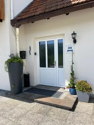 Ein Garten an der Unterkunft Danner Familien-Ferienwohnungen - Ruhige Lage, 650 m zum Attersee & zentral in Schörfling