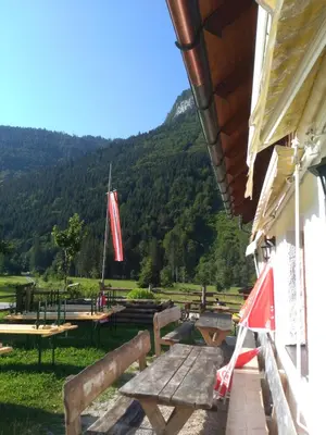 Ein allgemeiner Bergblick oder ein Berglick von des Gasthauses aus