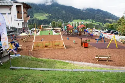 Ein Kinderspielbereich in der Unterkunft Apartment 12 Grüner Baum Alpendorf