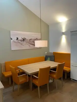 Ein Sitzbereich in der Unterkunft Alpenlodge Haus im Ennstal