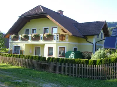 Das Gebäude in dem sich das Ferienhaus befindet