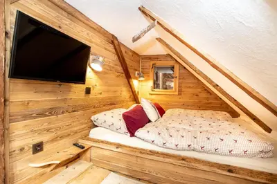 Ein Bett oder Betten in einem Zimmer der Unterkunft Historic Lakeview Apartments Hallstatt