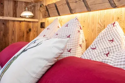 Ein Bett oder Betten in einem Zimmer der Unterkunft Historic Lakeview Apartments Hallstatt